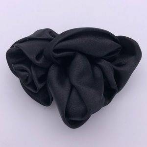 Black three rose hair clip